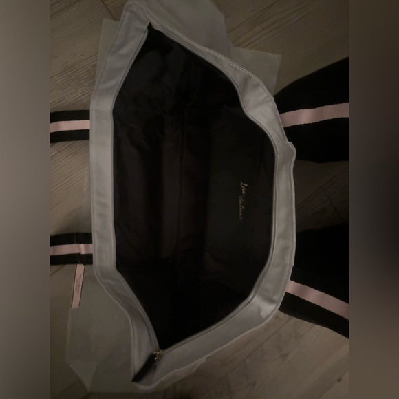 Victoria’s Secret bag - Picture 2 of 3